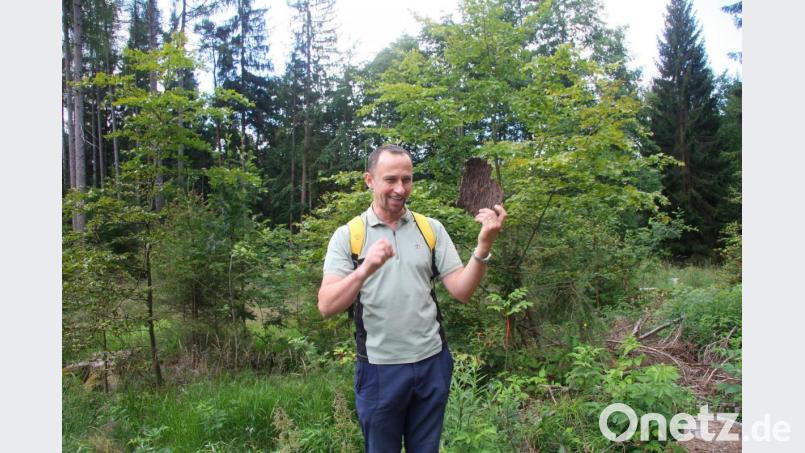 Revierförster Eckhard Deutschländer (Bild) erklärte den Wald und was dort wächst. Anhand eines Rindenstückes beschrieb er das Schadensbild, das Borkenkäfer hinterlassen. Bild: wro