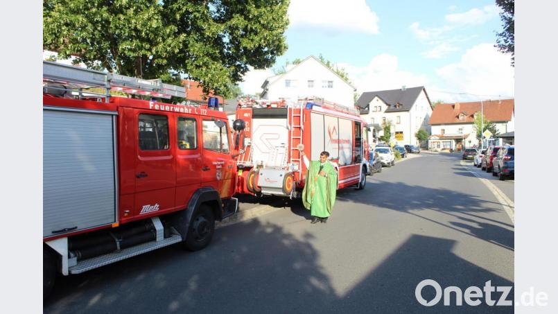 Pater Anthony bei der Fahrzeugsegnung: Die Gefährte der Feuerwehr dürfen nicht fehlen. Bild: soj