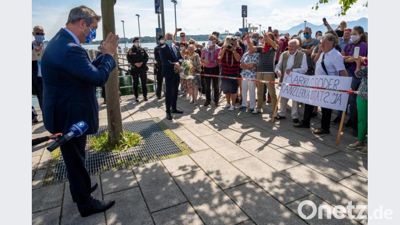 Ministerpräsident Markus Söder (CSU) wehrt die Fankundgebung mit dem Plakat „Markus Söder – Kanzlerkandidat? Ja“ dezent ab Bild: Peter Kneffel/dpa
