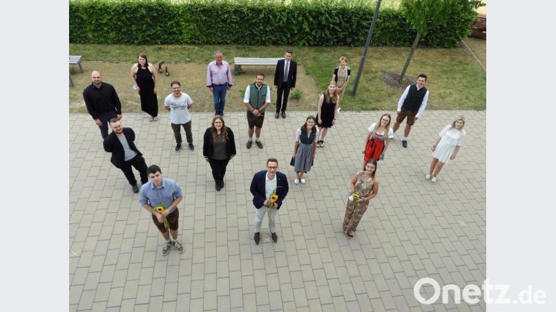15 Telekollegiaten der FOS/BOS erhielten am letzten Schultag das Zeugnis der Fachhochschulreife. Bild: Winkler