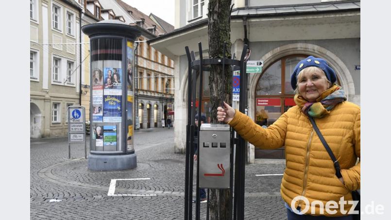 „Rettet die Bäume“ hat sich das Bündnis für Familien als Motto an die Fahnen geheftet. So startete nun Kippen-Jägerin Karin Meixner-Nentwig vor der Tourist-Information am Hallplatz damit, Aschenbecher an Bäumen im öffentlichen Bereich anbringen zu lassen, damit nicht länger Zigarettenreste am Fuß der Baumstämme entsorgt werden. Bild: Petra Hartl