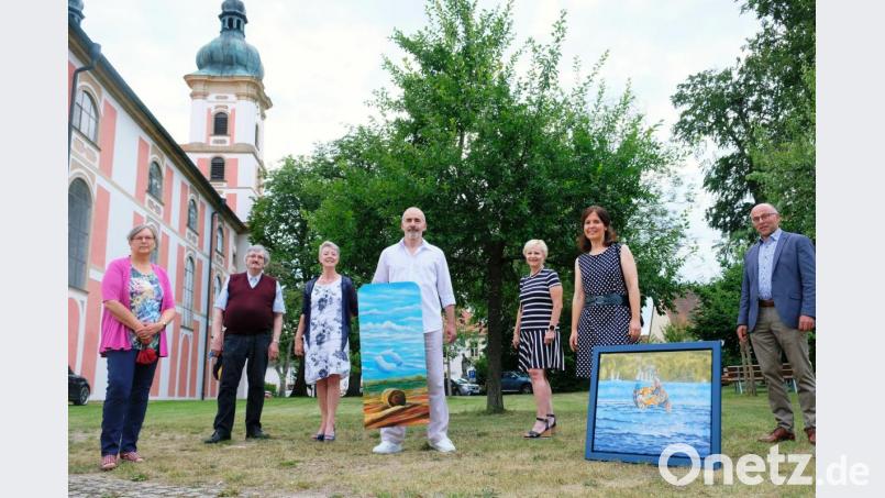 Beim Künstler-Gruppenbild vor der Klosterkirche mit Bürgermeister Albert Nickl (rechts). Es fehlt Malerin Ines Zeitzer. Bild: do