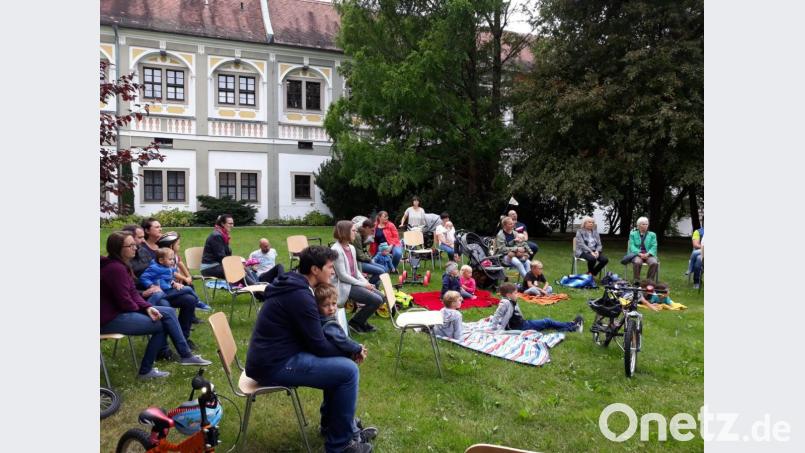 Zur Kinderkirche im Freien im Pfarrgarten hatten die Kleinen auch ihre Fahrzeuge mitgebracht, die im Anschluss gesegnet wurden. Bild: Markus Scharnagl/exb