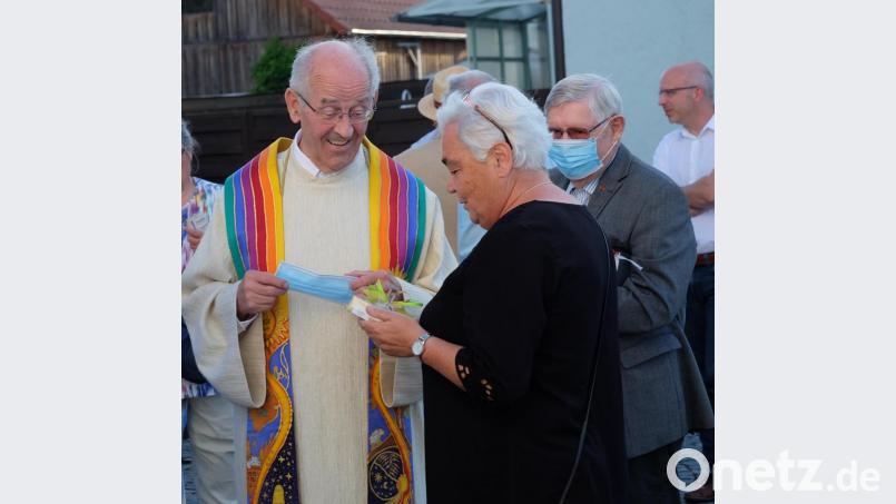 Pfarrer Franz Winklmann und seine Haushälterin Hanna Schmid, der der Jubilar sehr dankbar ist für die aufmerksame Pflege während seiner Krankheit. &quot;Sie passt schon immer gut auf mich auf, dass ich alles richtig mache&quot;, sagte der Ruhestandsgeistliche schmunzelnd. Bild: wlr