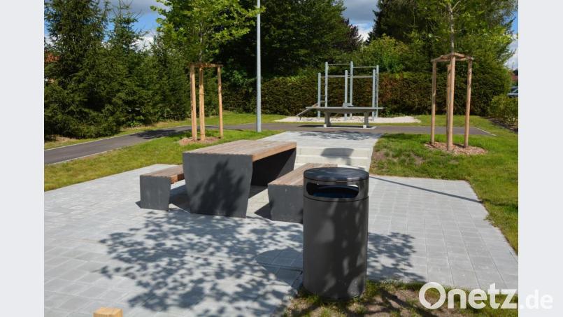 So sieht es aus, das neue Sportareal am Freibad in Tirschenreuth. Neben Tischtennisplatte und Fitnessgerät wurde auch ein Ruhebereich geschaffen. Bild: jr