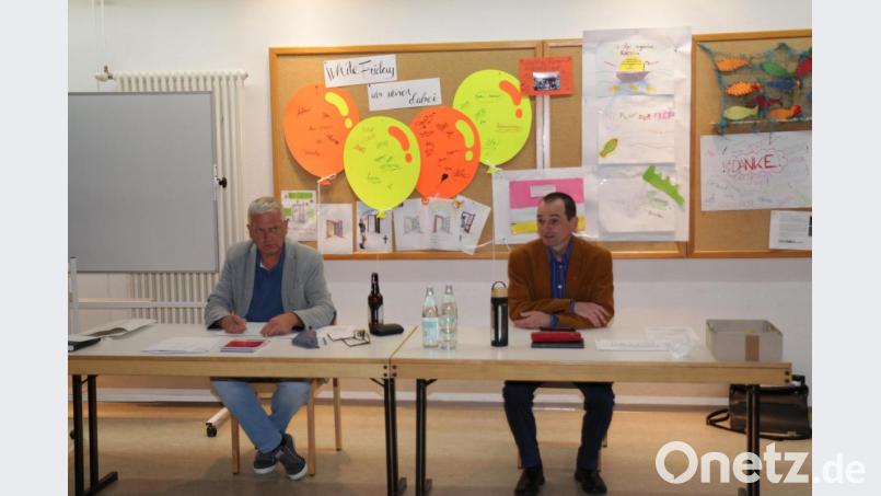Pfarrer Hartmut Klausfelder als Vorsitzender berichtet in einem ausführlichen Rückblick von den Ereignissen des vergangenen Jahres und von den finanziellen Aufgaben des Diakonievereins. Bild: rpp