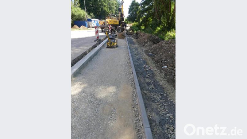 Fortgeschritten sind bereits die Gehweg-Arbeiten neben dem Sportheim. Bild: rn