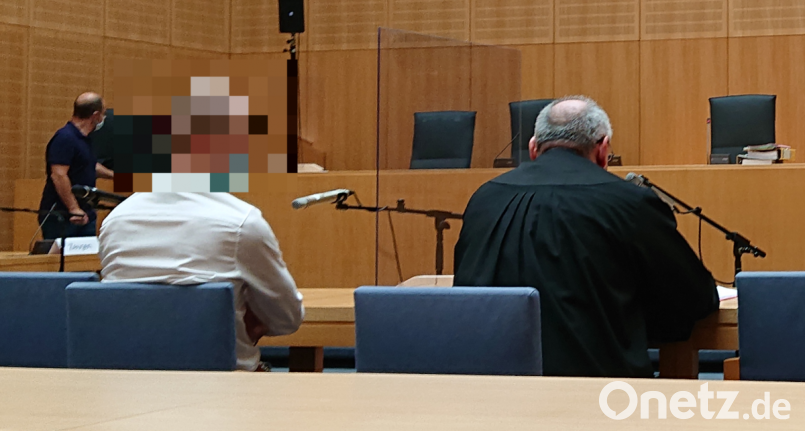Ein Mann aus dem Kreis Tirschenreuth musste sich am Montag vor der großen Strafkammer in Weiden verantworten. Auf dem Bild sind er und sein Verteidiger zu sehen. Ihm wurde der Handel mit Drogen, die Abgabe an Minderjährige sowie gefährliche Körperverletzung zu Last gelegt. Bild: lue