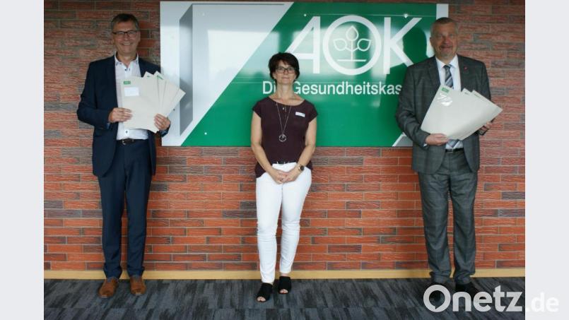 Die beiden Beiratsvorsitzenden Franz Häring (links) und Peter Hofmann (rechts) freuen sich mit AOK-Ansprechpartnerin Gabriele Pompl über die diesjährige Selbsthilfeförderung. Bild: AOK Tirschenreuth/exb