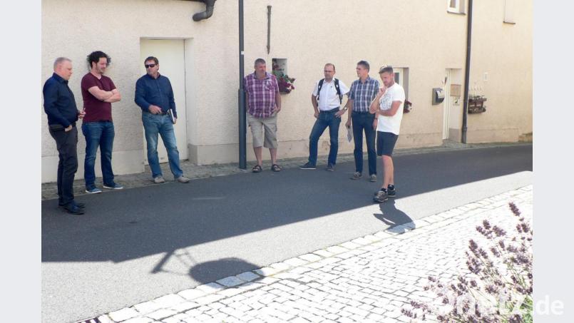 Ortstermin am Burgring: Die Mitglieder des Grundstücks- und Bauausschusses machten sich vor Ort ein Bild. Sie diskutierten den Antrag von Karin Rupprecht-Horn, und fanden eine Lösung. Bild: lep