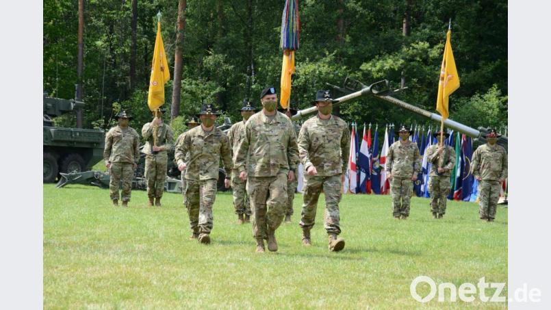 In Laufe seiner Karriere beim US-Militär diente Douglas Macgregror auch in der Oberpfalz beim 2. US-Kavallerieregiment. Beim den Verband, der derzeit in Vilseck (Kreis Amberg-Sulzbach) stationiert, ist gab es vergangene Woche einen Kommandowechsel. Brigadegeneral Christopher Norrie (Mitte) übertrug Col. Joseph Ewers (rechts) das Kommando. Ewers löst Oberst Thomas Hough ab. Bild: Matthias Fruth