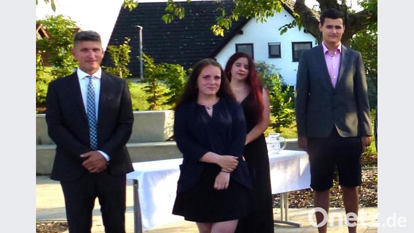 Die Abschlussbesten aus der 10a der Mittelschule Kümmersbruck wurden ausgezeichnet (von links): Rektor Florian Fuchs, Klassensprecherin Gina Feindt, Martina Kardos und Simon Bladeck. Bild: Rainer Kaleschke