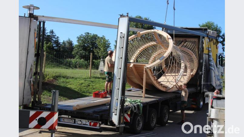 Die Teile des sieben Meter hohen Holzkarpfens &quot;Eixi&quot; sind am Dienstag in Gütenland angekommen. Bild: pko
