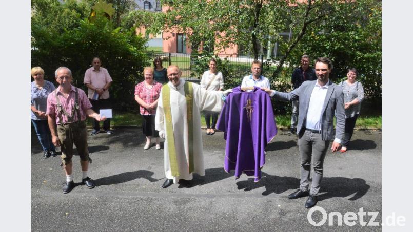 Der Pfarrgemeinderat von Herz Jesu verabschiedet Pfarrvikar Andreas Reber mit einem Geschenk. Bild: Kunz