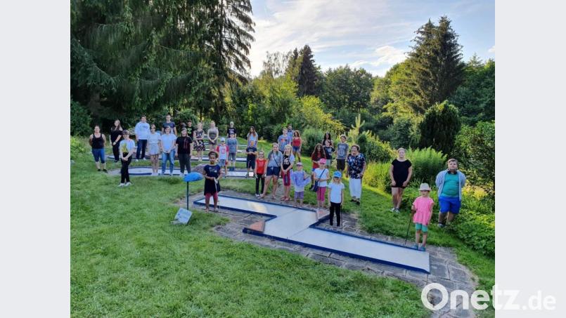 Viel Spaß hatten die Buben und Mädchen des Jugendrotkreuzes auf der Minigolfanlage von Margarete Goller (Vierte von rechts). Mit auf dem Bild istGruppenleiterin Monika Stahl (links). Bild: njn