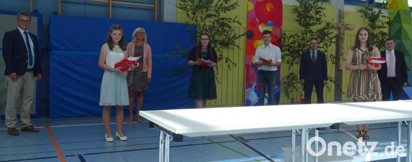 Bürgermeister Martin Birner, Schulleiterin Irene Träxler (hinten, von rechts) sowie Konrektor Markus Binder und Klassenleiter Stefan Haberl (hinten, von rechts) ehrten die besten Absolventen der 10M an der Neunburger Mittelschule. Bild: Mauritz