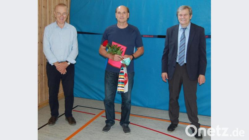 Rektor Werner Winderl (rechts) und Konrektor Rudolf Schneider würdigten das Wirken von Fachoberlehrer Fritz Schwarz (Mitte). Mit Urkunde, Geschenken und im Rahmen einer Feierstunde wurde er in den Ruhestand verabschiedet. Bild: weu