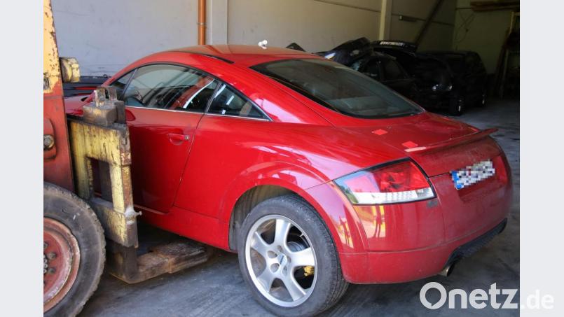 Die Polizei sucht in Regensburg nach Unbekannten die mit diesem Audi vor Schleierfahndern flüchteten. Das Auto wurde mittlerweile bei Pentling aufgefunden. Die Autoinsassen sind weiterhin auf der Flucht. Bild: Alexander Auer