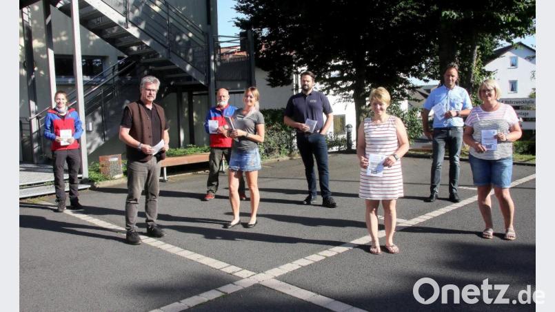 Vorbereitet haben das Ferienprogramm Vereine und Verbände. Im Bild (von links) Vanessa Lutz, Bürgermeister Wolfgang Braun, Martin Wührl, Jugendbeauftragte Daniela Mark, Sebastian Käs, Marie Höcht, Maximilian Heinzl und Silke Bächer. Bild: wro