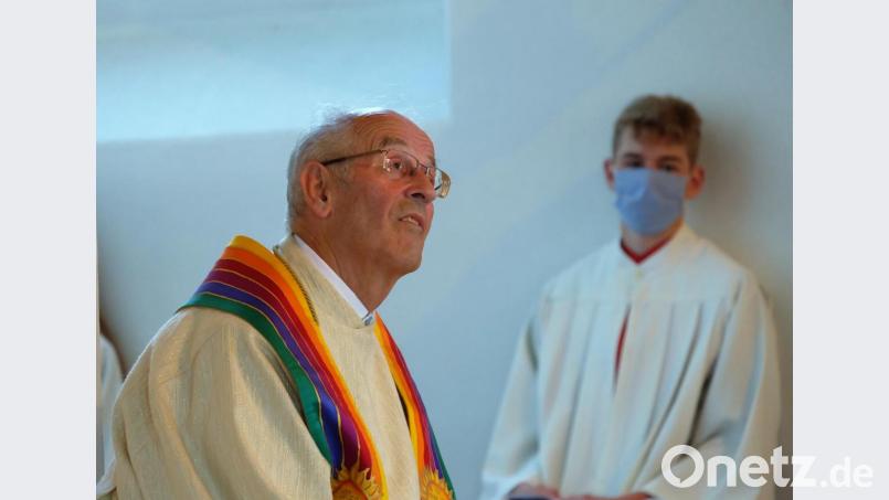 Aufmerksam verfolgt der Jubilar die Worte bei der Predigt und der Festredner. Bild: wlr