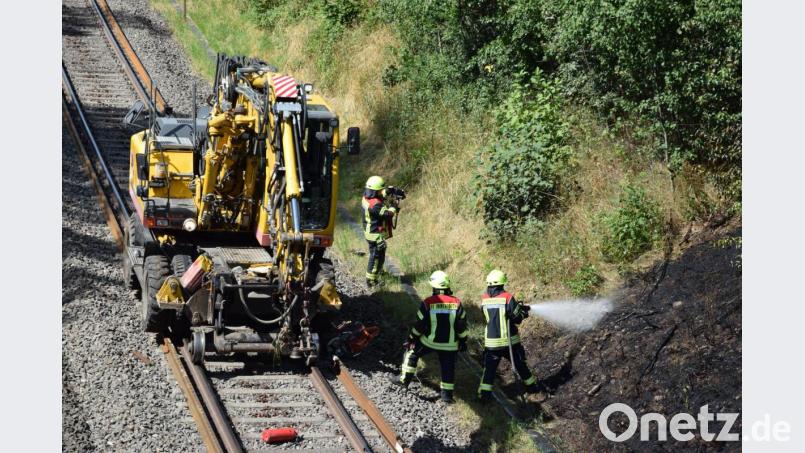 Mit zwei Strahlrohren bekämpfen die Immenreuther Floriansjünger den Bahndammbrand. Die Bauarbeiter hatten die Flammen zwar zügig bemerkt, konnten mit dem Handfeuerlöscher den Brand jedoch nicht eindämmen. Bei der Entnahme des Feuerlöschers verletzte siche in Arbeiter. Bild: mde