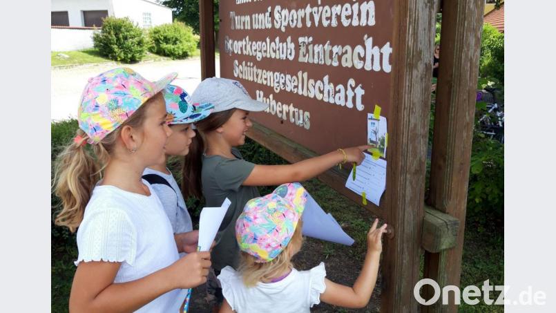 Die kleinen Turnerinnen machen sich auf zur Schnitzeljagd durch Eslarn. Bild: gz