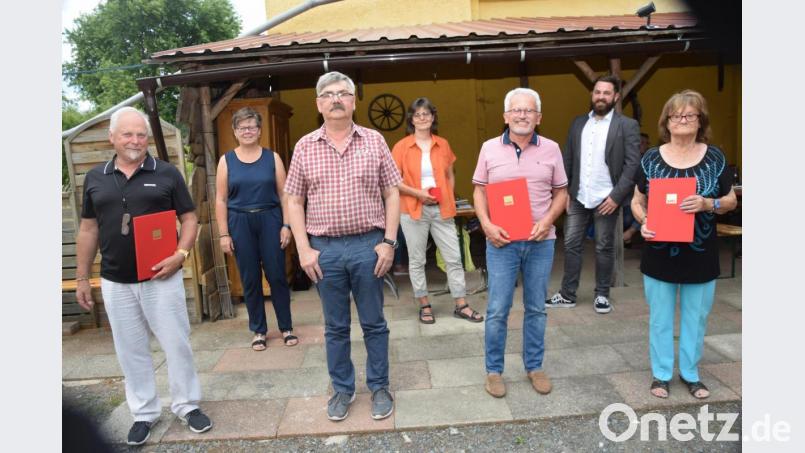 Die Bechtsriether SPD ehrt und verabschiedet Karl-Heinz Bucherberger (35 Jahre Mitglied), Kassier Norbert Hopperdietzel, Alfred Wulfänger (35) und Renate Völkl (30) (vorne, von links). Die Kasse übernimmt Birgit Krug. Cecilia Bodensteiner ist Neumitglied. Sebastian Dippold gratulierte (hinten, von links). Bild: fz