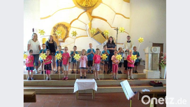Im Abschlussgottesdienst zeigen die Vorschulkinder stolz ihre selbst verzierten Sterne. Bild: fvo