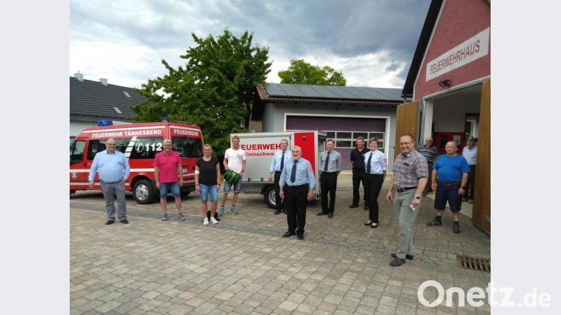 Mitglieder der Freiwillige Feuerwehr Kleinschwand holten am Samstag den neuen Anhänger aus dem Allgäu ab. Bei ihrer Ankunft wurden sie bereits von Bürgermeister Ludwig Gürtler (vorne rechts), 3. Bürgermeister Tobias Reichelt (links), den Kreisbrandinspektoren Martin Weig (hinten rechts) und Christian Demleitner (hinten), Gästen aus der Partnergemeinde Kirchlengern und den Feuerwehrkameraden erwartet. Bild: rfi