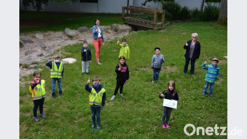 Groß ist die Freude an der Grundschule Konnersreuth über den landesweit zweiten Preis, der mit 2000 Euro dotiert ist. Wie Schulleiterin Johanna Reger (Mitte) und Lehrerin Doris Czerwik mitteilen, soll das Geld soll für die Verkehrserziehung verwendet werden. Bild: jr