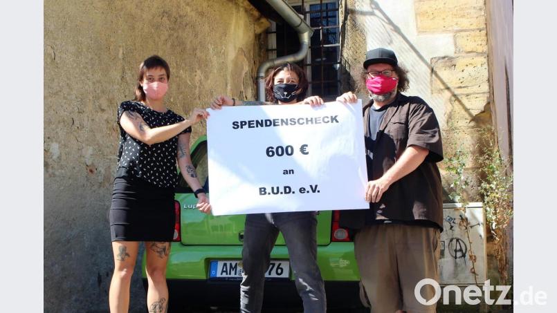 Johanna Ertl (links), Beraterin bei B.U.D., nimmt dankend 600 Euro entgegen. Stefanie Zehetbauer (Mitte) und Winni Rudrof, jüngst Opfer politisch motivierter Gewalt, übergeben die an sie gerichteten Spenden und hoffen, anderen helfen zu können. Bild: Dagmar Williamson