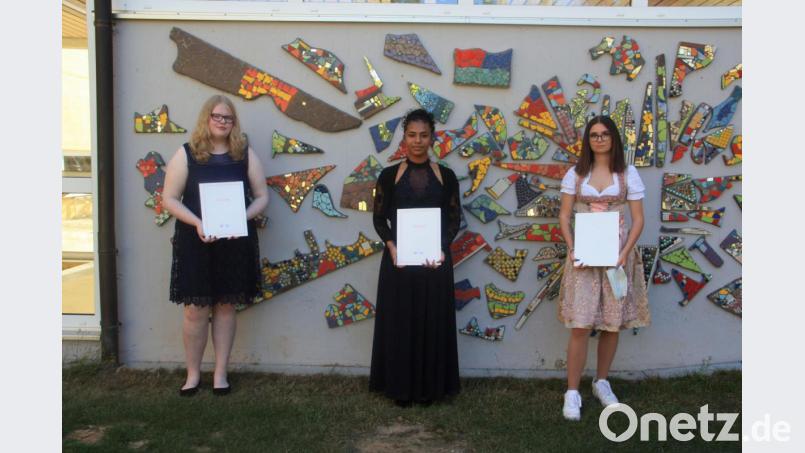 Von links nach rechts Annett Deml, Jennifer Seitz, Michelle Kaps. Annett Deml und Michelle Kaps hatten einen Quali-Schnitt von 2,1 - Jennifer Seitz von 1,9. Bild: Mittelschule Ensdorf/exb