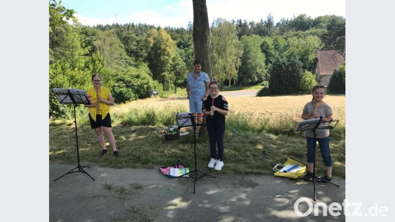 Blockflötenklänge präsentierte Musikpädagogin Petra Menz (am Baum lehnend) mit ihren Sprösslingen (von links) Franziska Fichtl, Julia Rott und Mia Scheibl beim Schülervorspiel auf dem Musikschulparkplatz. Als Kulisse im Hintergrund ist die „Teufelsinsel“ zu sehen. Bild: kwl