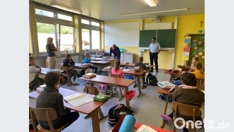 Die Viertklässler der Grundschule machten sich über einen passenden Namen für den Bürgerbus viele Gedanken. Dafür wurde sie kurz vor Schulschluss noch mit Süßigkeiten und einer Spende in die Klassenkasse belohnt. Bild: exb