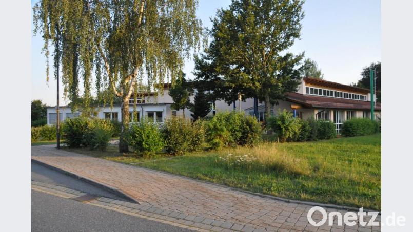 Die Container am Kindergarten Birkenweg (links) sind aufgestellt und beherbergen ab Herbst eine weitere Gruppe, bis der bereits beschlossene Anbau bis nächstes Jahr fertiggestellt ist. Bild: ak