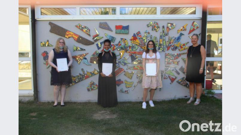 Die Besten bei der Abschlussprüfung an der Mittelschule Ensdorf werden besonders ausgezeichnet (von links): Annett Deml, Jennifer Seitz, Michelle Kaps und Lehrerin Alexandra Neumeyer. Annett Deml und Michelle Kaps hatten einen Quali-Schnitt von 2,1, Jennifer Seitz gar von 1,9. Bild: Mittelschule Ensdorf/exb