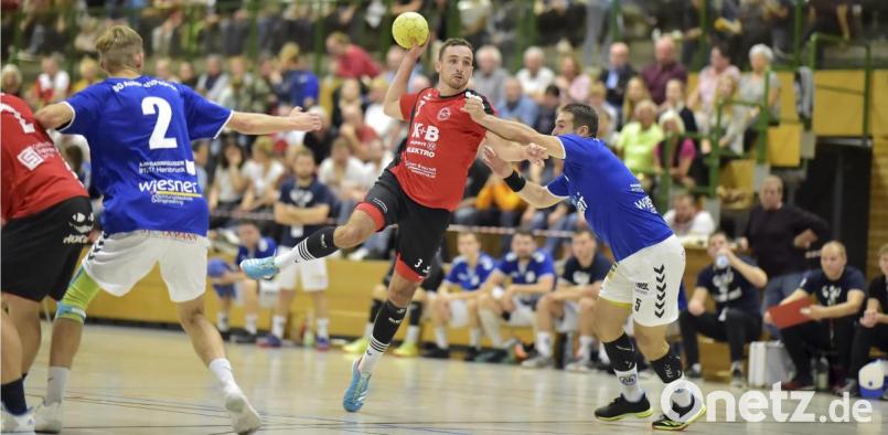 Das Derby HC Sulzbach (am Ball Marco Schmidt) gegen die SG Auerbach/Pegnitz wird es auch in der kommenden Saison der Handball-Bezirksoberliga geben. Diese soll Mitte Oktober beginnen – mit zwei Mannschaften mehr als in der vergangenen Saison Bild: Ziegler