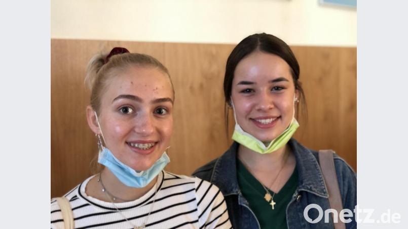 Gina-Marie Meier (links) aus Amberg und Léa Ducret (rechts) aus Perigueux sind durch den Austausch am Erasmus-Gymnasium enge Freundinnen geworden Bild: ero
