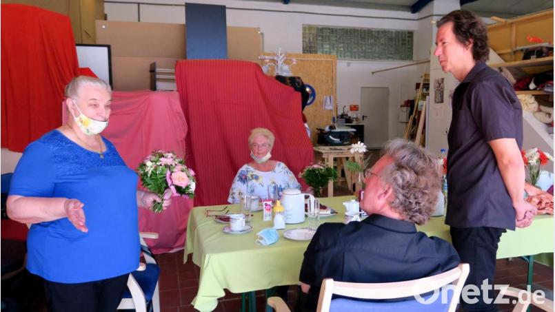 Pfarrer Arne Langbein (rechts) und Diakon Jürgen Weich bedankten sich bei Irina Diz (links) und Angela Sheppard (sitzend) für die langjährige ehrenamtliche Hausaufgabenbetreuung. Bild: Hirsch