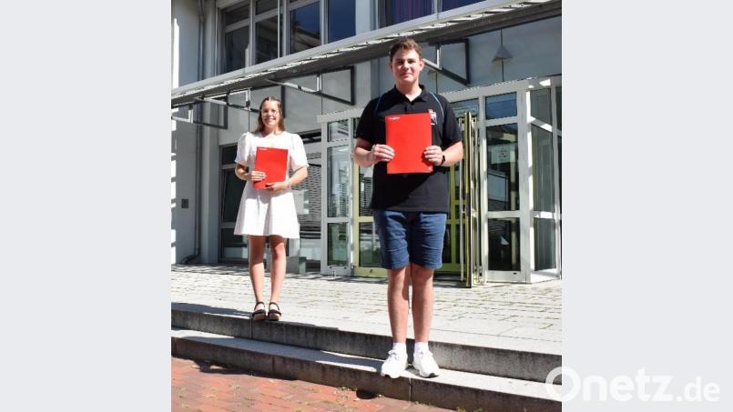 Über ein besonders gutes Abschlusszeugnis freuten sich Lisa Stauß (Notendurchschnitt 1,25), Marie-Sophie Füßl (1,3; nicht im Bild) und Noah Hölzl (1,5). Bild: exb
