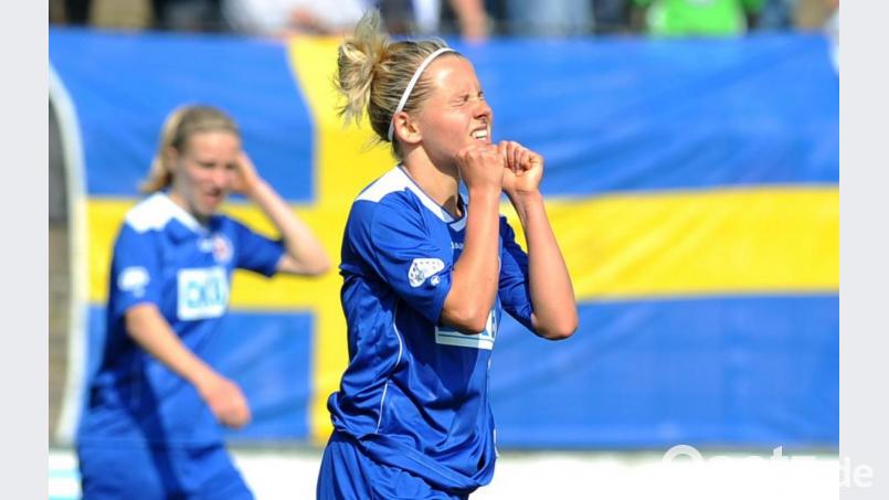 Julia Simic von West Ham United absolviert mit den Fußballerinnen des SV Altenstadt/Voh. ein Training. Archivbild: Oliver Mehlis/dpa