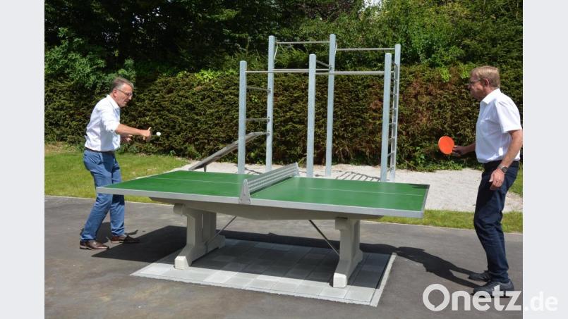 Ihre Künste an der Tischtennisplatte zeigten Bürgermeister Franz Stahl (links) und sein Herausforderer, Dritter Bürgermeister Norbert Schuller. Einen Sieger im Eröffnungsmatch gab es nicht, aber durchaus ansehnlichen Sport. Bild: jr