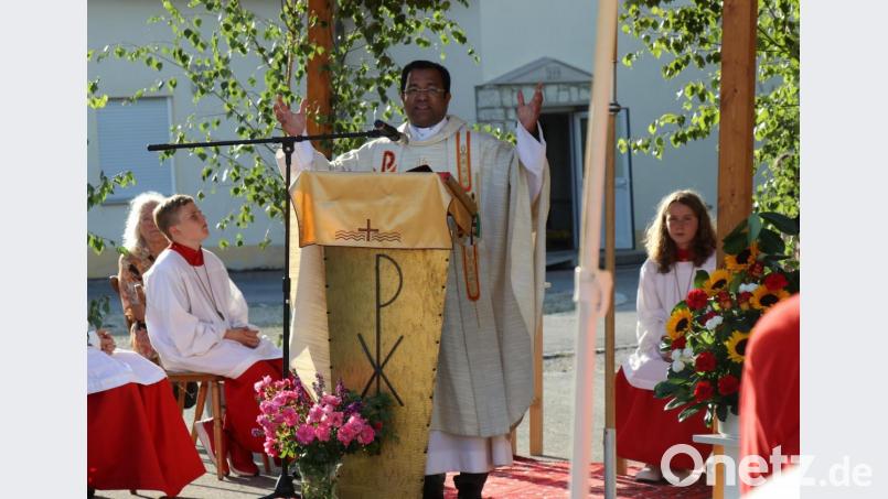 Pater Robin Xavier zelebrierte die Messfeier unter freiem Himmel am Sorghofer Dorfplatz in Sichtweite zur Herz-Jesu-Kirche. Bild: er