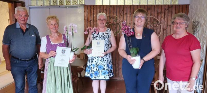 Für langjährige Treue im Liederkranz werden drei Sopranistinnen geehrt (von links): Ehrenvorsitzender Franz Eschenwecker, Gisela Weiß (40 Jahre), Veronika Pröls (50 Jahre), Kristin Platzer (10 Jahre) und Vorsitzende Rosi Hasenstab. Bild: rha