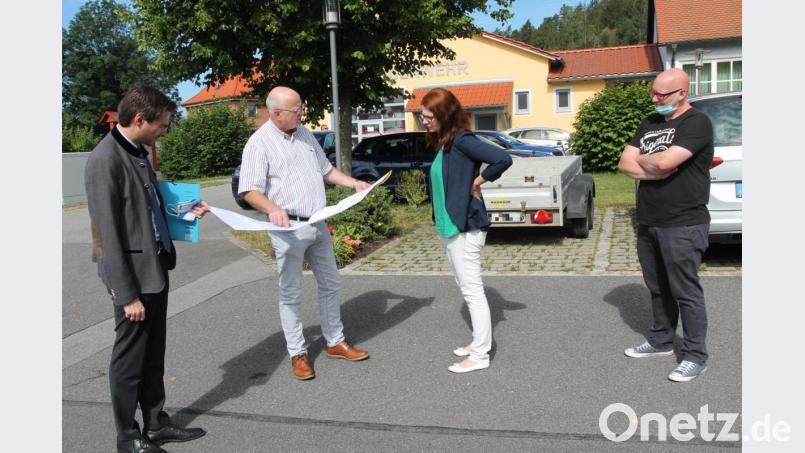 Henner Wasmuth (Zweiter von links) stellt den Erstentwurf Landtagsabgeordnetem Stephan Oetzinger, Bürgermeisterin Marina Hirnet und Markus Friedl von der Verwaltungsgemeinschaft Pleystein (von links) vor. Bild: pi