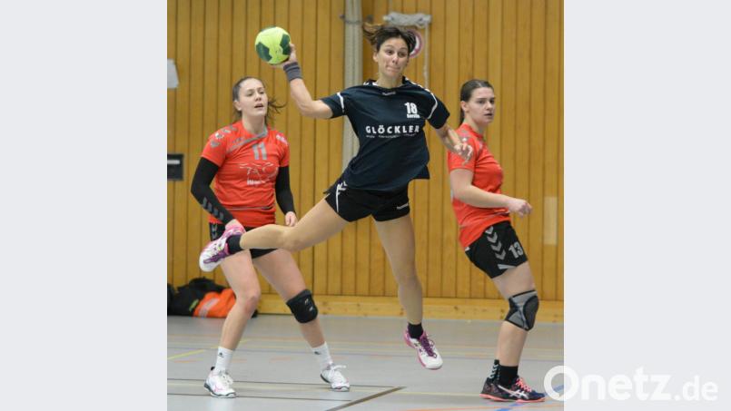 Kerstin Schill (Mitte) steigt mit ihren Teamkolleginnen von der HSG Nabburg/Schwarzenfeld in die Landesliga auf. Die Meisterfeier fiel natürlich wegen Corona aus, soll aber nachgeholt werden. In diese Szene setzt sie sich im Lokalderby gegen zwei Spielerinnen des HV Oberviechtach durch. Bild: ham