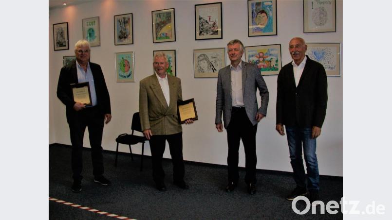 Der Generalkonsul der Ukraine, Yuriy Yarmilko (Zweiter von rechts), überreichte Walter Seidl und Robert Neblich (von links) Ehrenurkunden der Stadt Jahotyn. Rechts im Bild der Motor der &quot;Aktion Tschernobyl&quot;, Josef Ziegler. Bild: Angelika Ziegler/exb