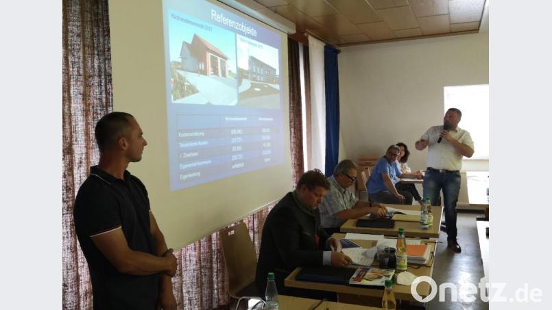 In der Stadtratssitzung am Montag informierten Zweiter Feuerwehr-Vorsitzender Anton Kunz (stehend, rechts) und Kommandant Wolfgang Haberkorn (stehend, links) mit Hilfe einer Power-Point-Präsentation umfassend über das Neubauprojekt. Bild: lnz
