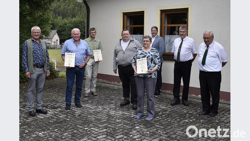 Ehrengäste, einige wiedergewählte Vorstandsmitglieder und die Sieger des Jahrespokalschießens bei Unter Uns (von links): Zweiter Bürgermeister Norbert Gradl, Josef Schindler, Anton Kugler, Joachim Kugler, Karoline Lutz, Dritter Bürgermeister Michael Streit, Zweiter Schützenmeister Thomas Heberl und Schützenmeister Josef Geyer. Bild: sck