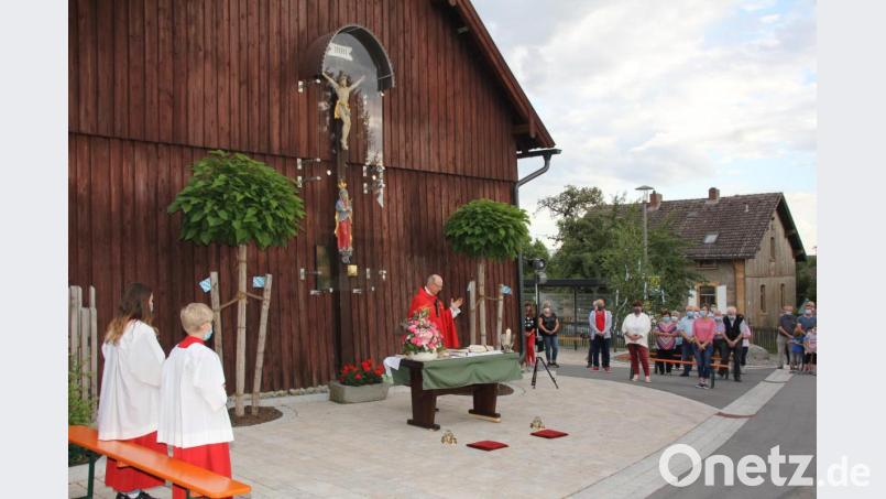 Das renovierte Dorfkreuz ist nun der besondere Hingucker im umgestalteten Ortszentrum von Ödmiesbach. Mit dem neuen Dorfplatz hat sich die Ortsgemeinschaft selbst ein kleines Denkmal gesetzt. Pfarrer Herbert Rösl spendete den kirchlichen Segen zum Projektabschluss. Bild: frd